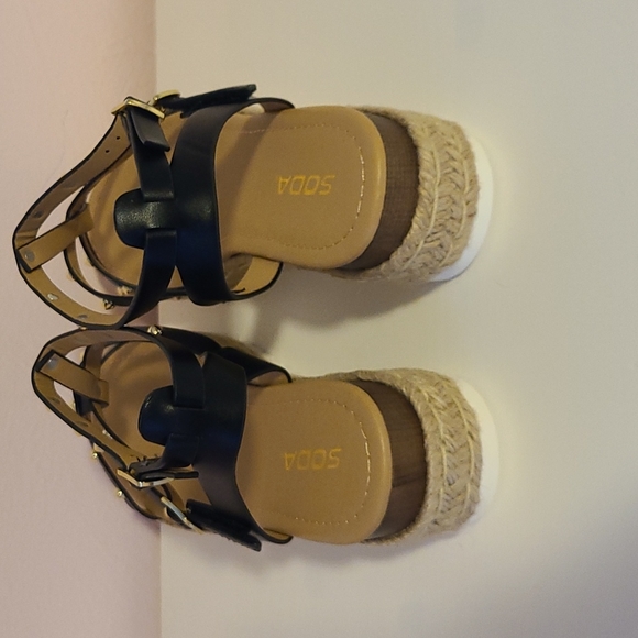 Soda Sandals - Picture 2 of 5